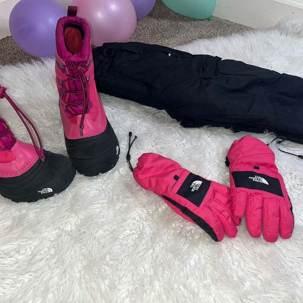 North face size 4 & Matching Gloves size Medium Youth/JR WITHOUT SNOW PANTS